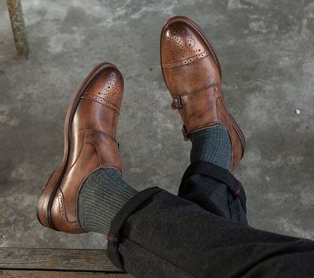 Des chaussures à lace pour hommes, pour marcher.