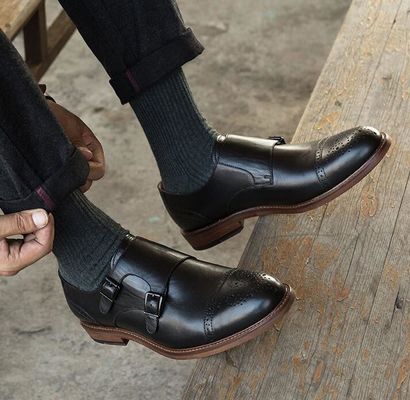 Des chaussures à lace pour hommes, pour marcher.