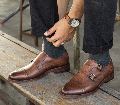 Des chaussures à lace pour hommes, pour marcher.