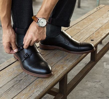 Des chaussures à lace pour hommes, pour marcher.