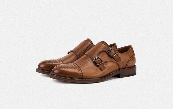 Des chaussures à lace pour hommes, pour marcher.