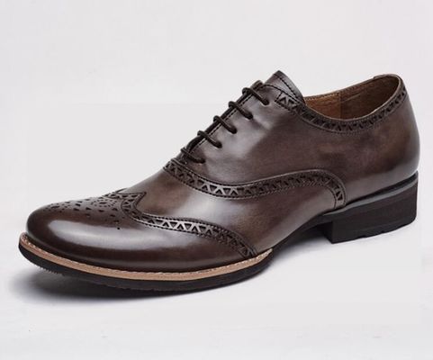 Des chaussons en cuir pour hommes, des chaussons de banquet, des chaussons pour hommes, des chaussons pour fumeurs.
