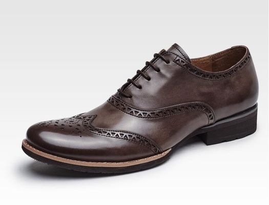 Des chaussons en cuir pour hommes, des chaussons de banquet, des chaussons pour hommes, des chaussons pour fumeurs.