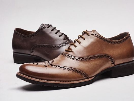 Des chaussons en cuir pour hommes, des chaussons de banquet, des chaussons pour hommes, des chaussons pour fumeurs.