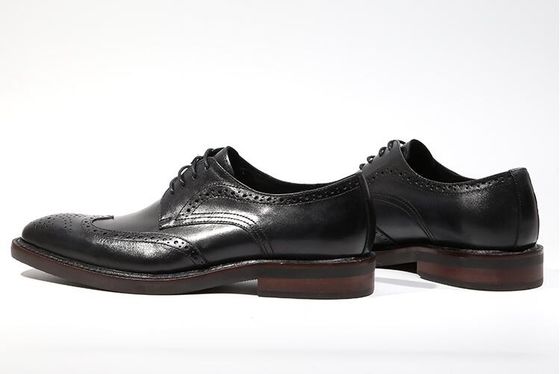 Des chaussures en cuir tissé pour hommes