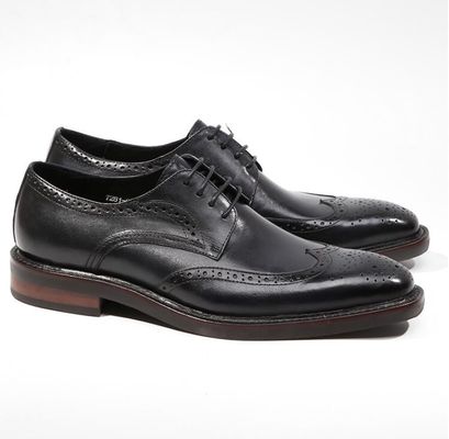 Des chaussures en cuir tissé pour hommes