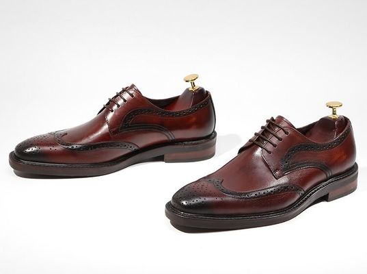 Des chaussures en cuir tissé pour hommes