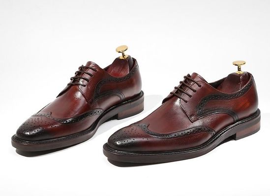 Des chaussures en cuir tissé pour hommes