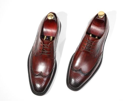 Des chaussures en cuir tissé pour hommes