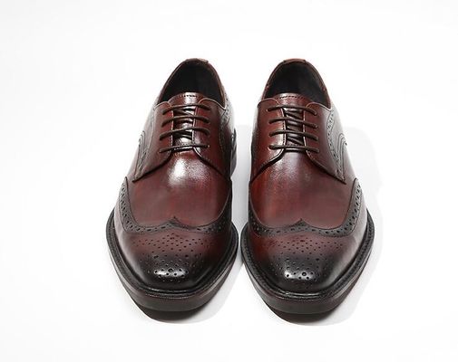 Des chaussures en cuir tissé pour hommes