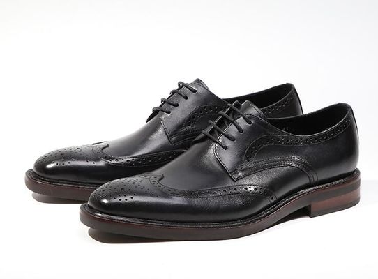 Des chaussures en cuir tissé pour hommes