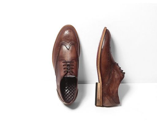 Des chaussures en cuir authentique, des chaussures d' homme, des chaussures d' oxford, des chaussures classiques, des chaussures à dentelle.