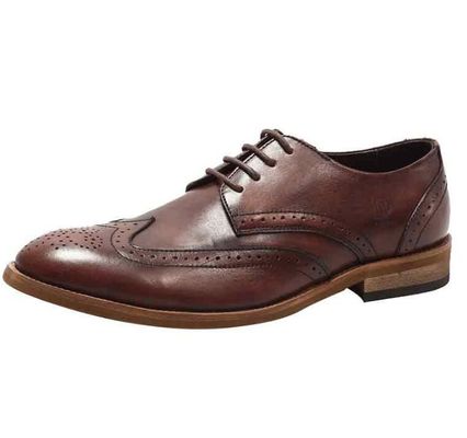 Des chaussures en cuir authentique, des chaussures d' homme, des chaussures d' oxford, des chaussures classiques, des chaussures à dentelle.