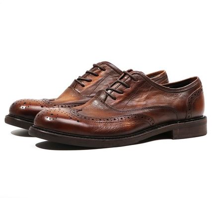 Des chaussures en cuir pour hommes, à orteils pointus, marron oxford, dentelle, chaussures de course.