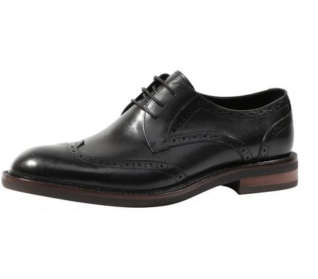 Des chaussures en cuir pour hommes en forme de crocodile noir, des chaussures pour hommes en noir et brun, des chaussures d'Oxford