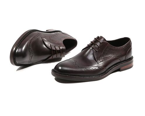Des chaussures en cuir pour hommes en forme de crocodile noir, des chaussures pour hommes en noir et brun, des chaussures d'Oxford
