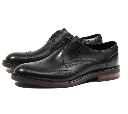 Des chaussures en cuir pour hommes en forme de crocodile noir, des chaussures pour hommes en noir et brun, des chaussures d'Oxford