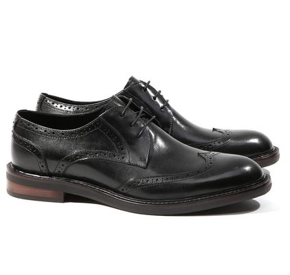 Des chaussures en cuir pour hommes en forme de crocodile noir, des chaussures pour hommes en noir et brun, des chaussures d'Oxford
