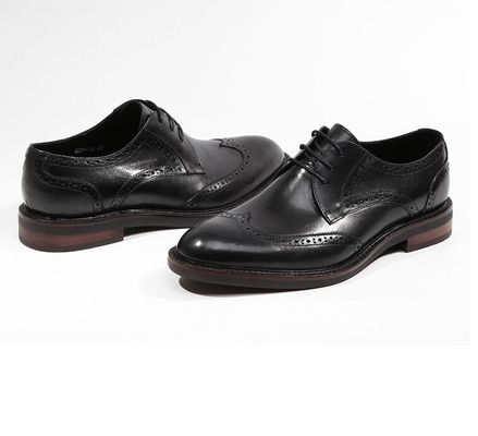 Des chaussures en cuir pour hommes en forme de crocodile noir, des chaussures pour hommes en noir et brun, des chaussures d'Oxford