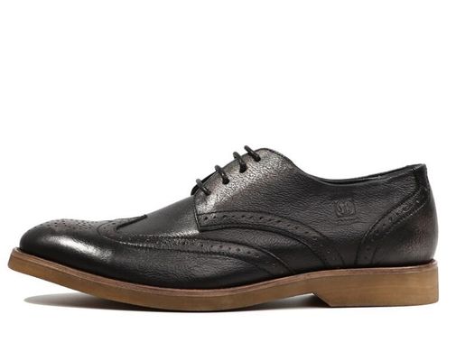 Des chaussures confortables en cuir, des semelles douces et respirantes pour adultes.