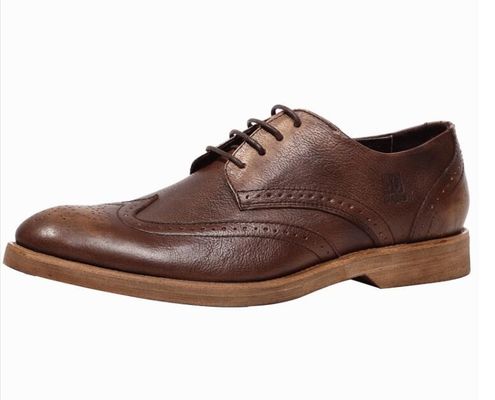 Des chaussures confortables en cuir, des semelles douces et respirantes pour adultes.