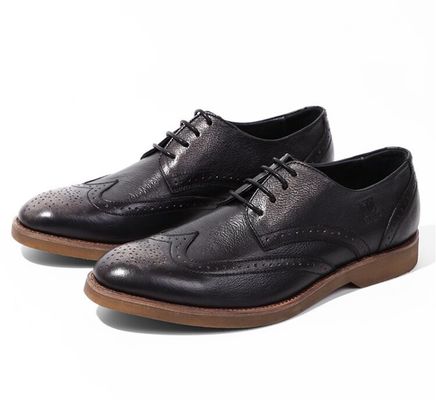 Des chaussures confortables en cuir, des semelles douces et respirantes pour adultes.