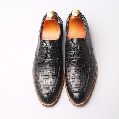Des chaussures en cuir, des chaussures à double boucle.