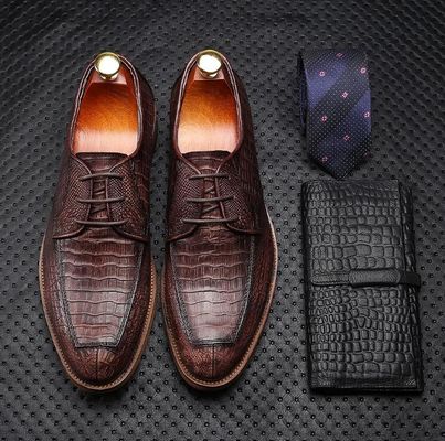 Des chaussures en cuir, des chaussures à double boucle.