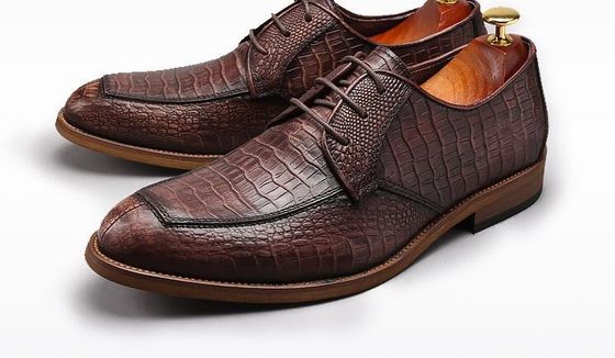Des chaussures en cuir, des chaussures à double boucle.