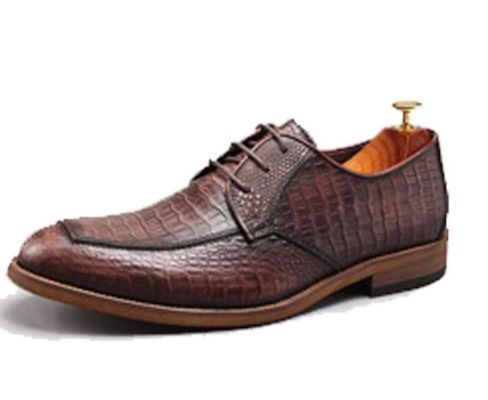 Des chaussures en cuir, des chaussures à double boucle.