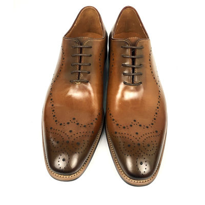 Des chaussures en cuir bronzé, des lacets, des robes pour hommes, des chaussures officielles, des chaussures en cuir Oxford.
