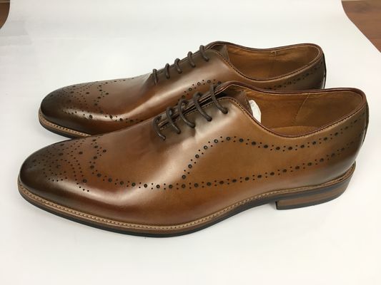 Des chaussures en cuir bronzé, des lacets, des robes pour hommes, des chaussures officielles, des chaussures en cuir Oxford.