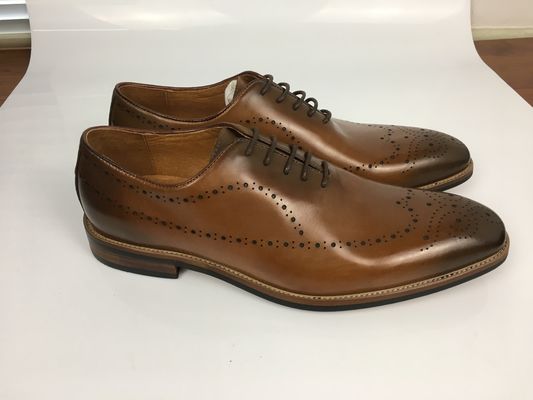 Des chaussures en cuir bronzé, des lacets, des robes pour hommes, des chaussures officielles, des chaussures en cuir Oxford.