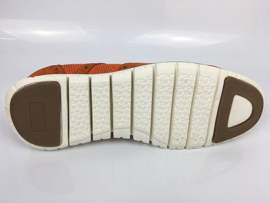 Des chaussures en cuir, des chaussures en toile tricotées.