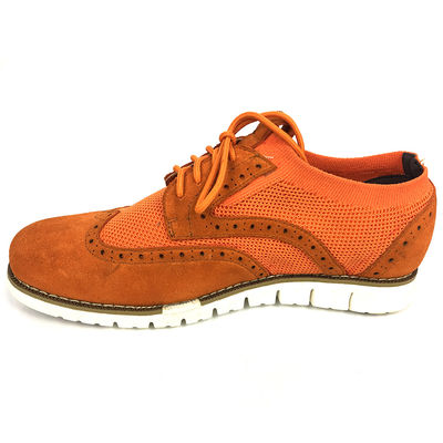 Des chaussures en cuir, des chaussures en toile tricotées.