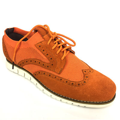 Des chaussures en cuir, des chaussures en toile tricotées.