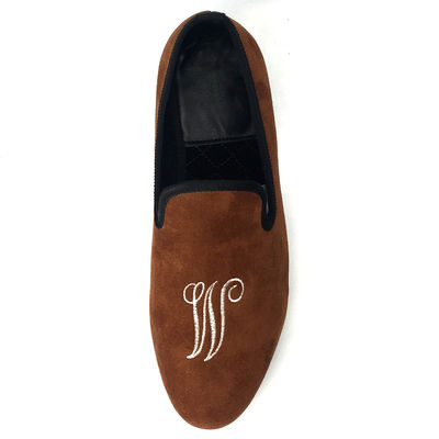 Des chaussons de velours brodés, des pantoufles de velours de luxe.