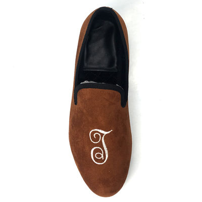 Des chaussons de velours brodés, des pantoufles de velours de luxe.
