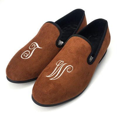 Des chaussons de velours brodés, des pantoufles de velours de luxe.