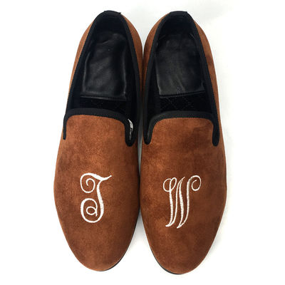 Des chaussons de velours brodés, des pantoufles de velours de luxe.