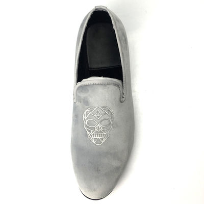 Des slip brodés sur des loafers en velours, des loafers pour hommes haut de gamme
