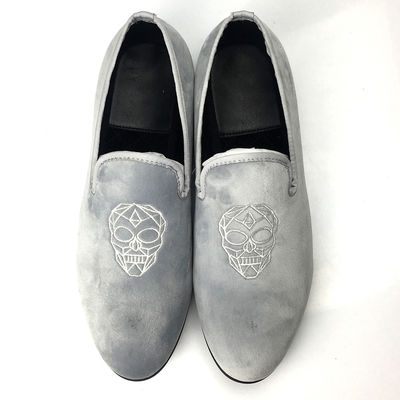 Des slip brodés sur des loafers en velours, des loafers pour hommes haut de gamme
