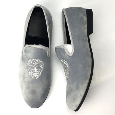 Des slip brodés sur des loafers en velours, des loafers pour hommes haut de gamme