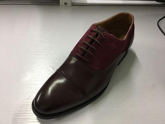 Des chaussures en cuir pour hommes, faites sur commande.