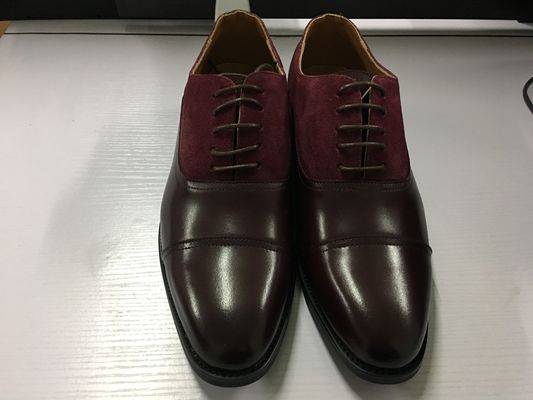 Des chaussures en cuir pour hommes, faites sur commande.