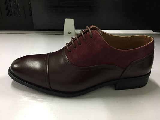 Des chaussures en cuir pour hommes, faites sur commande.