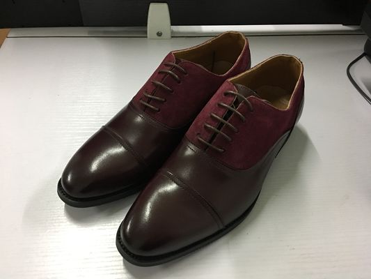 Des chaussures en cuir pour hommes, faites sur commande.