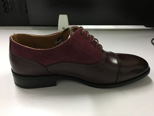 Des chaussures en cuir pour hommes, faites sur commande.