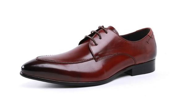 Des chaussures en cuir noir, des chaussures à lacets.