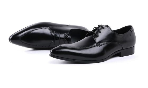 Des chaussures en cuir noir, des chaussures à lacets.